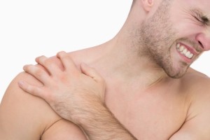 При разрыве связок плечевого сустава наблюдается резкая боль
