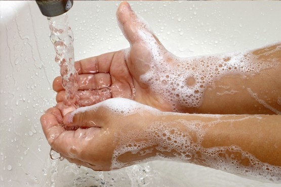 Мыть руки - главный шаг профилактики артрита